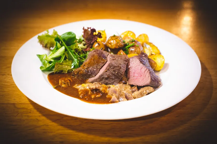 Hovězí steak s opékanými bramborami