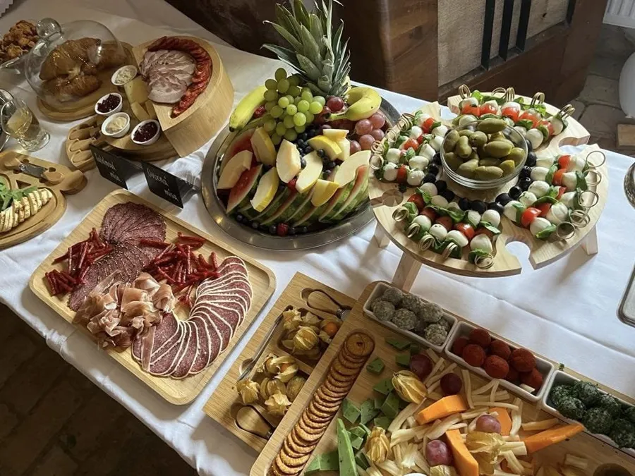 Slavnostní raut s ovocem a chlebíčky