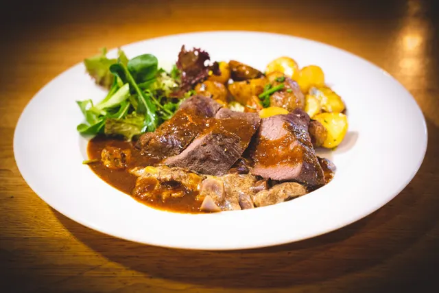 Hovězí steak s opékanými bramborami